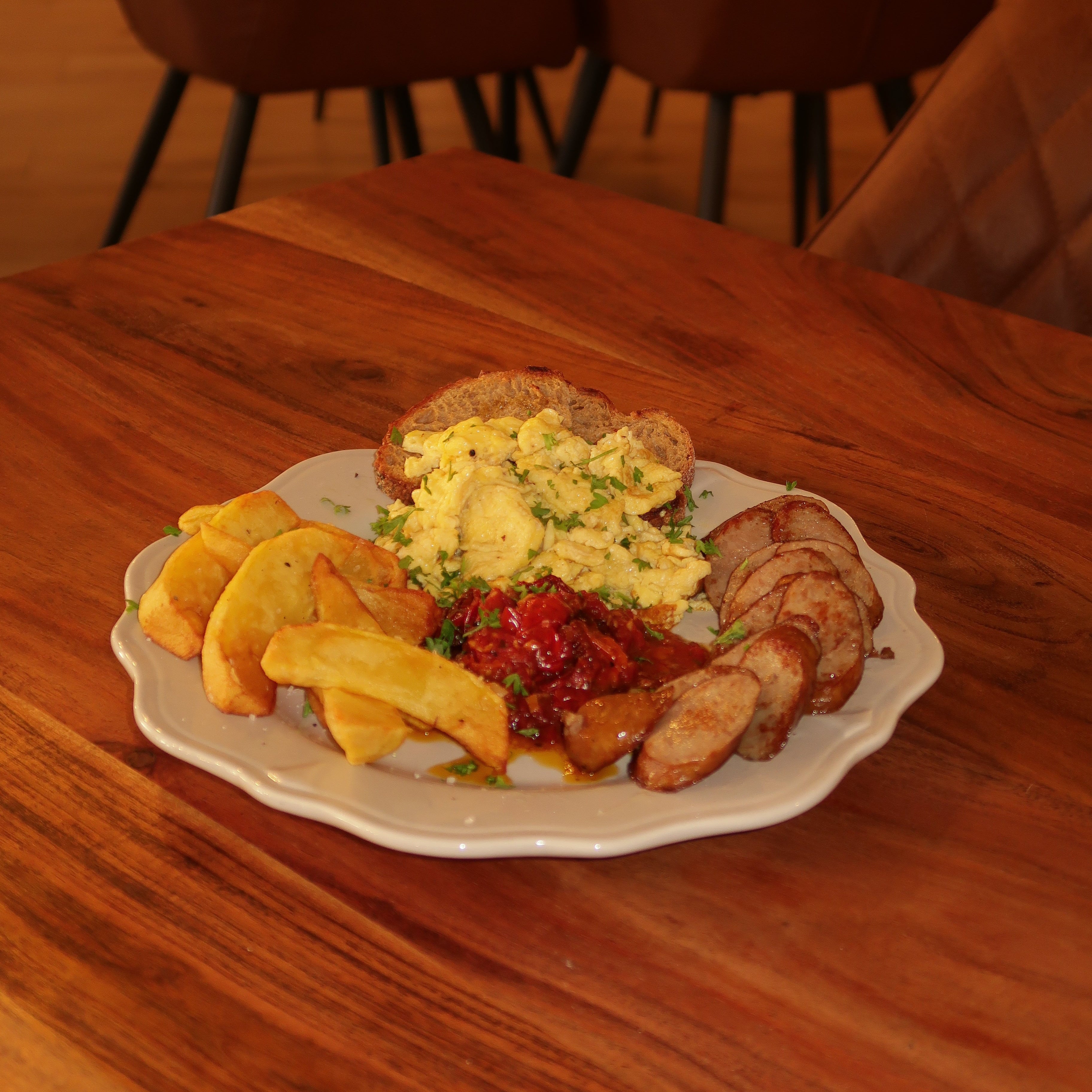 Saucisse & oeufs brouillé du brunch