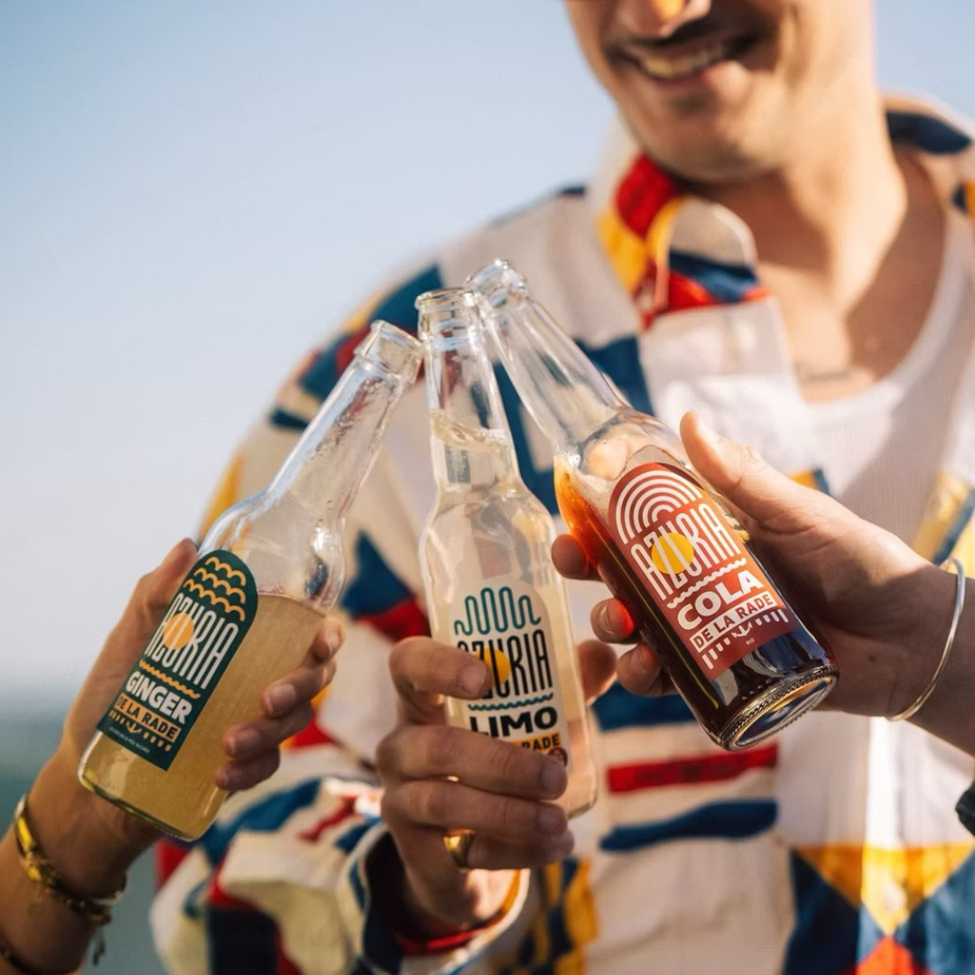 Retrouvailles entres amis autour des limonades de la Bière de la Rade, disponibles dans l'épicerie d'Au Cyrano